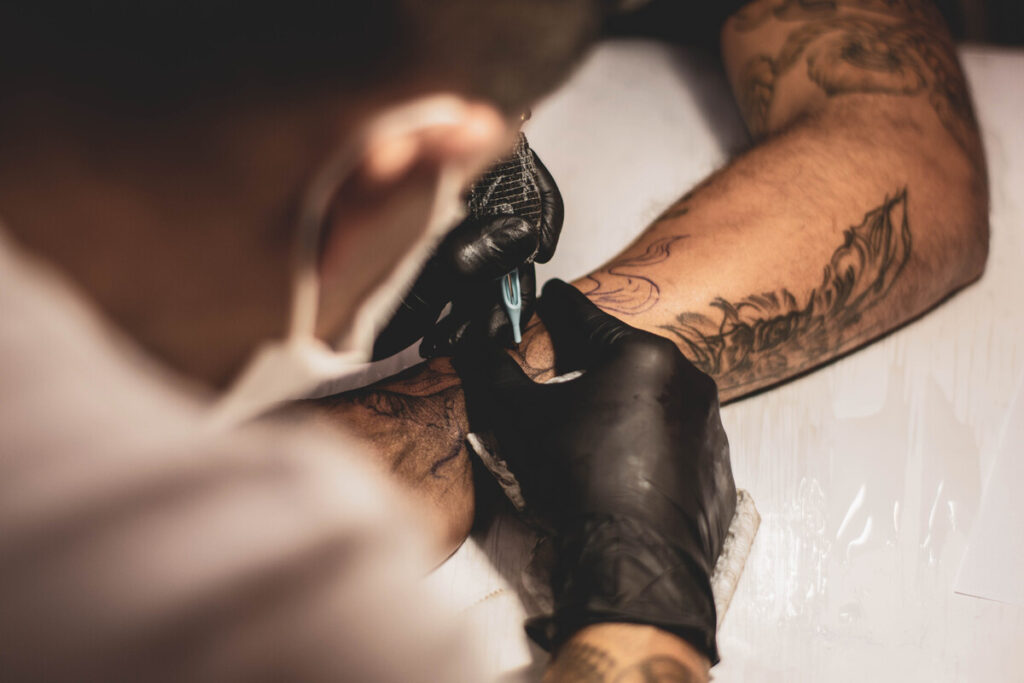 Les artistes de tatouage spécialisés dans les motifs indigènes en France et ailleurs